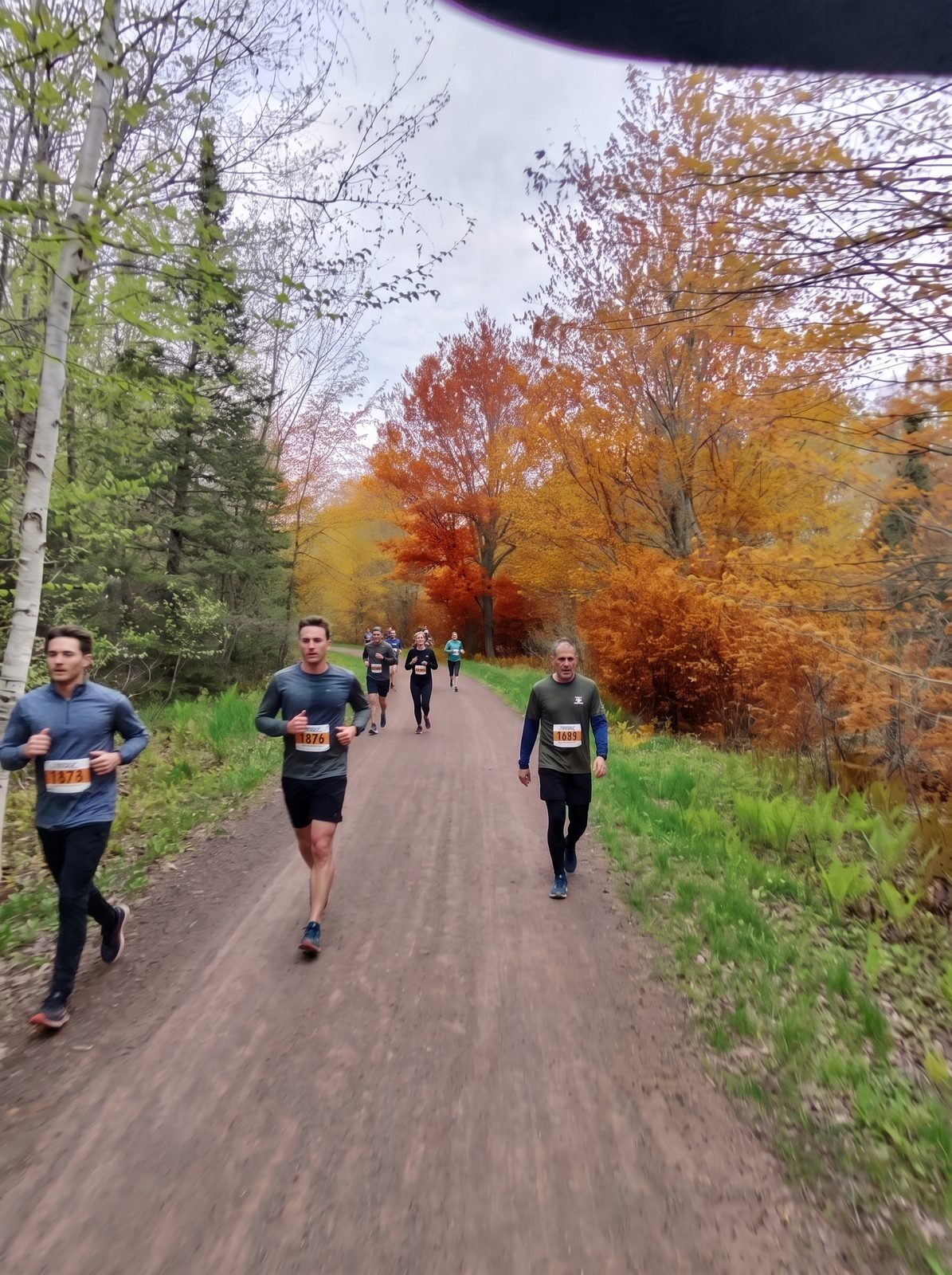 Bénévoles et participants sur les sentiers en automne